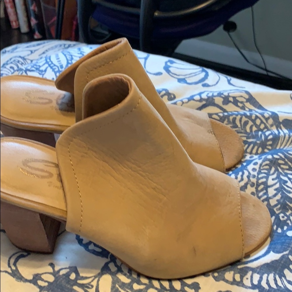 Heeled mules in nude